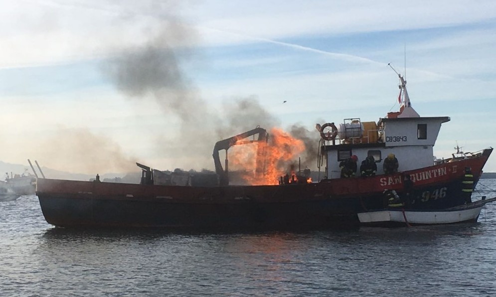 Incendio destruyó embarcación pesquera en Quellón