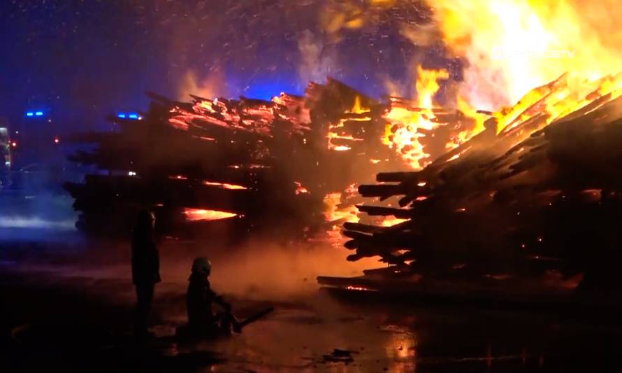 Incendio en empresa forestal destruyó acopio de madera en Ruta 5 a Pargua