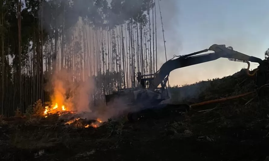 Doble ataque incendiario contra maquinaria forestal en San Juan de la Costa