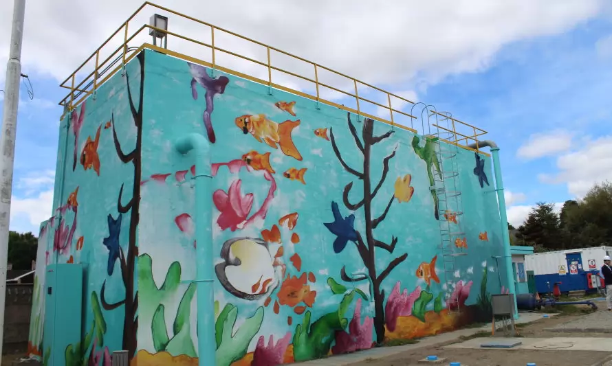 Obra de artista de 11 años se convirtió en mural que decora estanque de tormenta de ESSAL en Puerto Varas