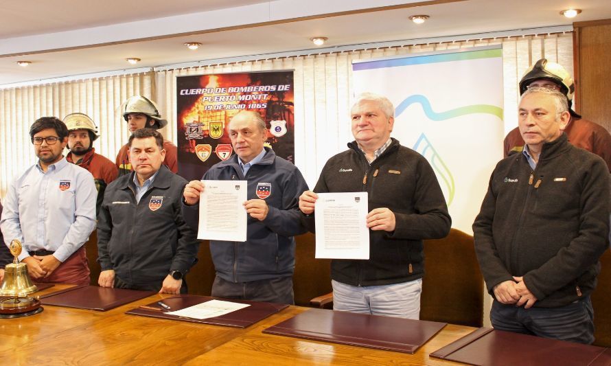 Relanzan convenio para que clientes de SURALIS aporten a bomberos de Puerto Montt