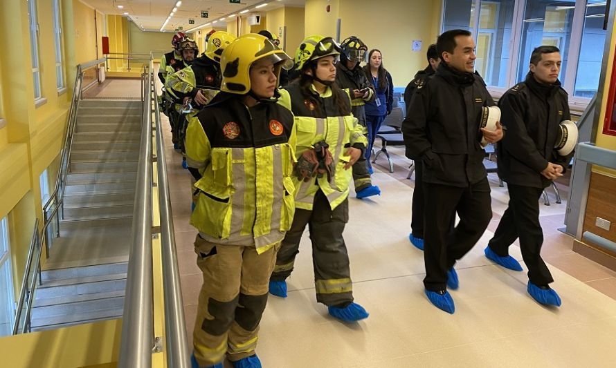 Organizaciones de seguridad y emergencias recorren el Nuevo Hospital de Quellón