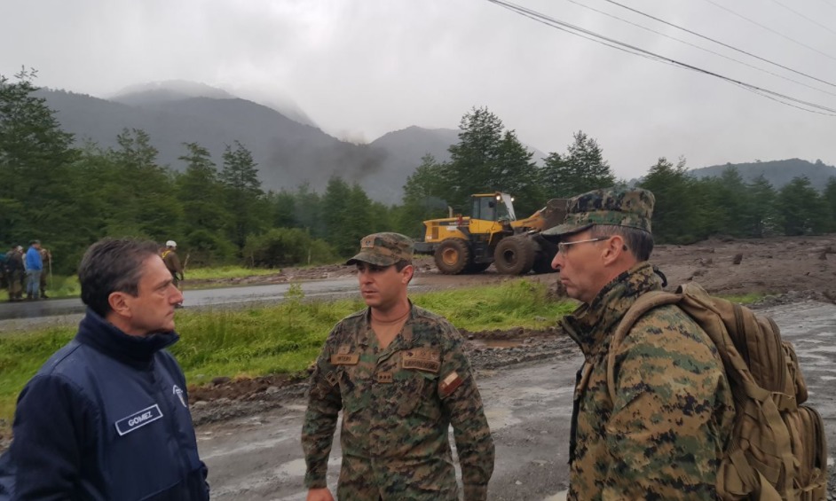 En terreno evalúa Ministro de Defensa situación de la Catástrofe en Villa Santa Lucía
