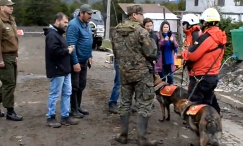 Aun quedan 4 desaparecidos en villa Sta Lucia, al inicio de los trabajos con maquinaria pesada