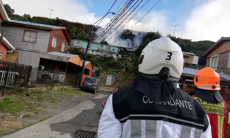 Tres damnificados dejó incendio en cerro de Población Antonio Varas