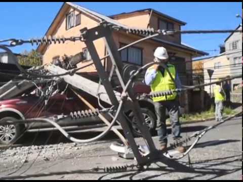 Choque de camioneta con poste del tendido eléctrico dejó sin energía a amplio sector de Puerto Montt