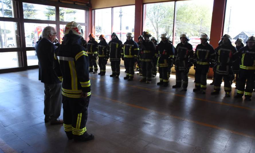 Reconocen labor de los bomberos en medio de crisis social