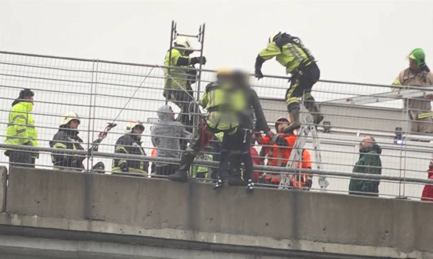 Transeúntes y bomberos evitaron que mujer se lance desde el viaducto