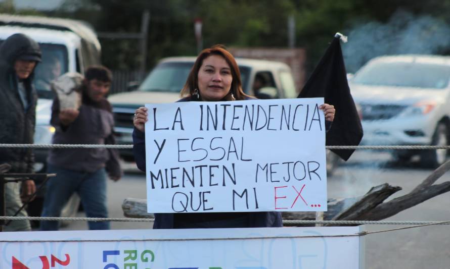 Vecinos de Chaitén Sur protestaron contra el Gobierno y la empresa ESSAL