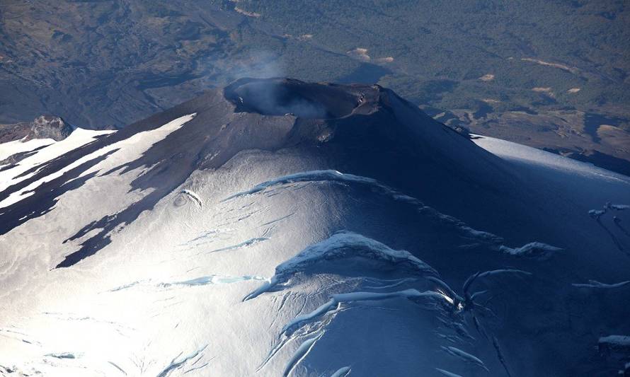 SERNAGEOMIN redobla vigilancia al volcán Villarrica