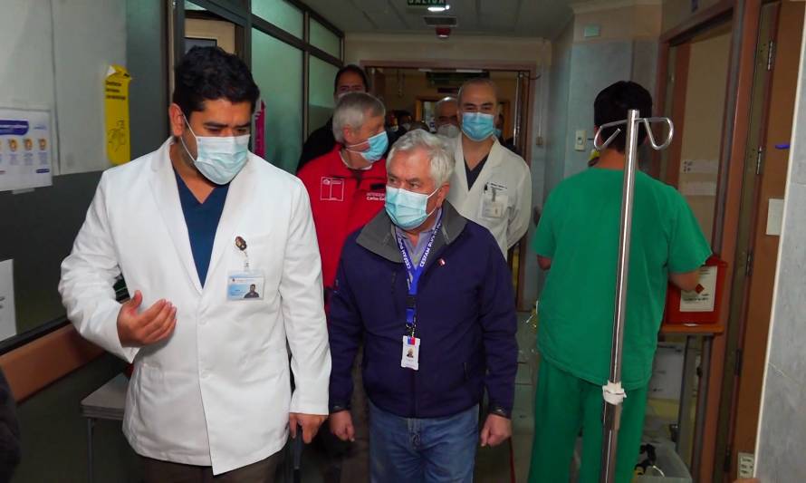 Ministro de Salud visitó hospital de Castro