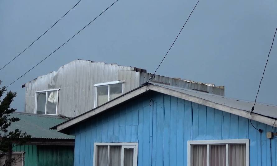 Fuerte viento arrancó techumbre de casa en Ancud