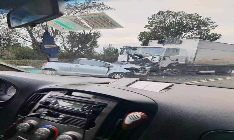 En Chiloé dos personas resultaron graves tras colisión de camión con vehículo menor