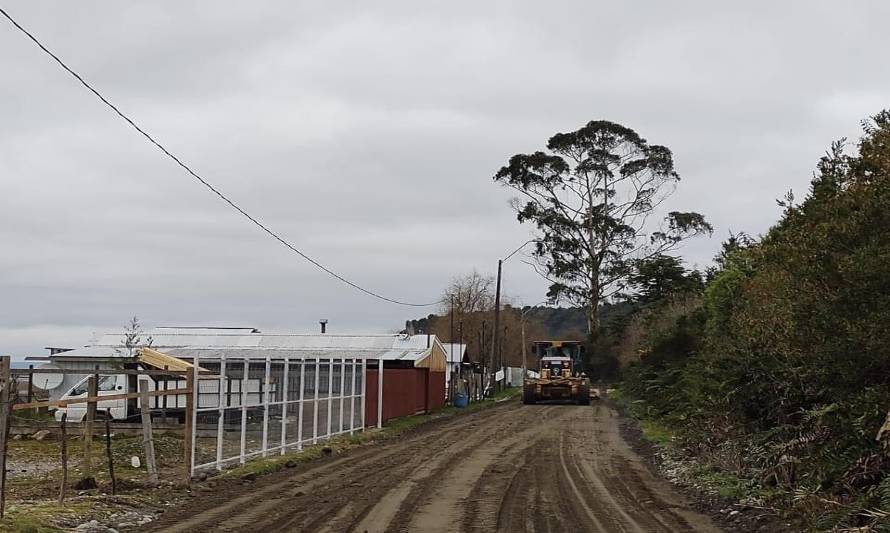 Puerto Montt: Realizan mantención en caminos rurales 