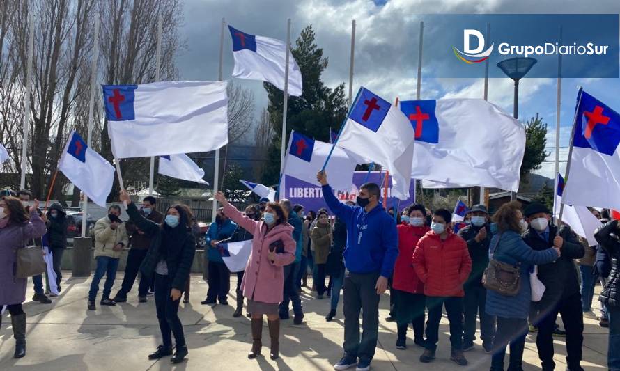 Evangélicos protestaron con banderas en la Patagonia