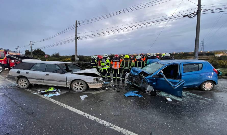 Seis personas lesionadas y dos atrapados tras accidente de tránsito en ruta Alerce