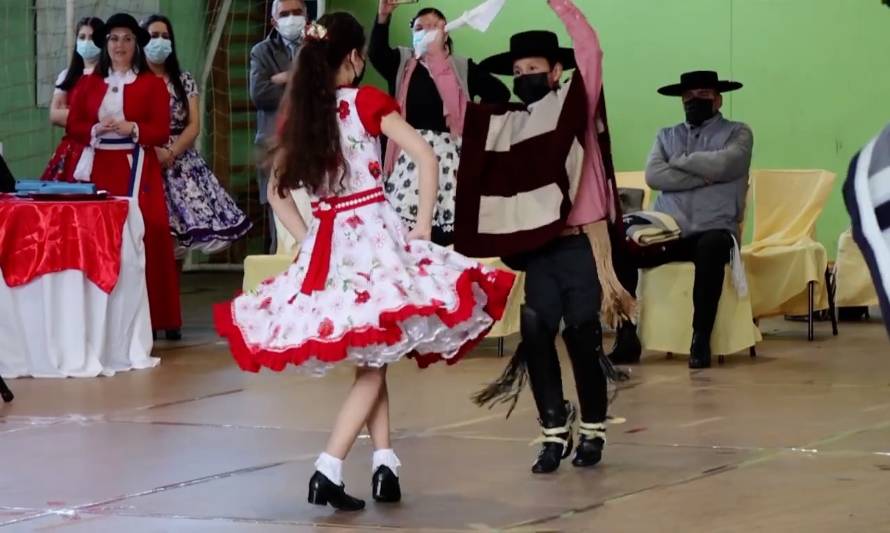 Alumnos volvieron a bailar cueca en concurso del Servicio Local de educación.