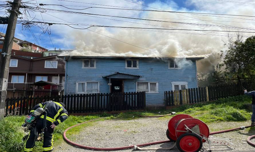 Incendio afectó antigua casa donde vivían dos adultos mayores 