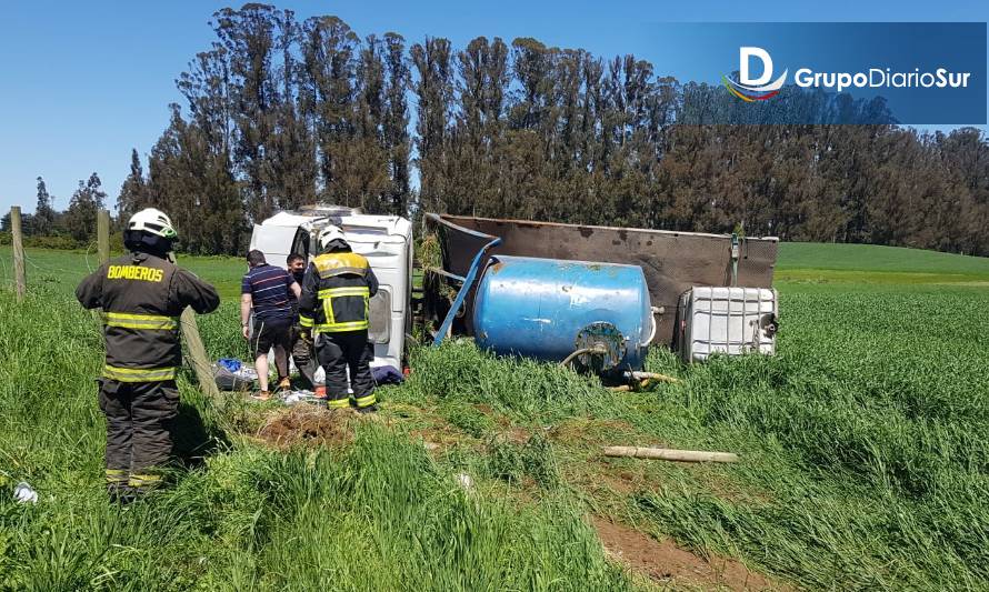 Camión aljibe se desbarrancó de la pista en Ruta U-400 de Osorno