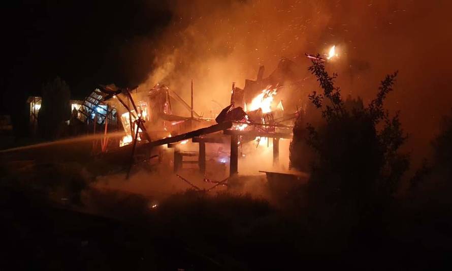Familia logró escapar del incendio de su vivienda en Quellón 