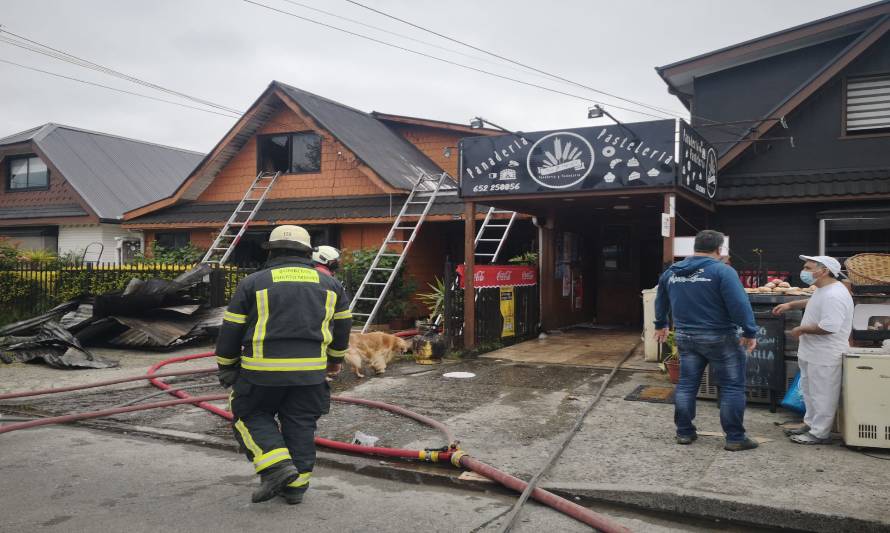 Una casa destruida y 3 dañadas deja incendio en Puerto Montt 
