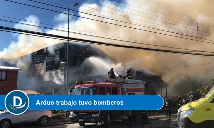 Incendio destruyó por completo centro cultural de Quellón