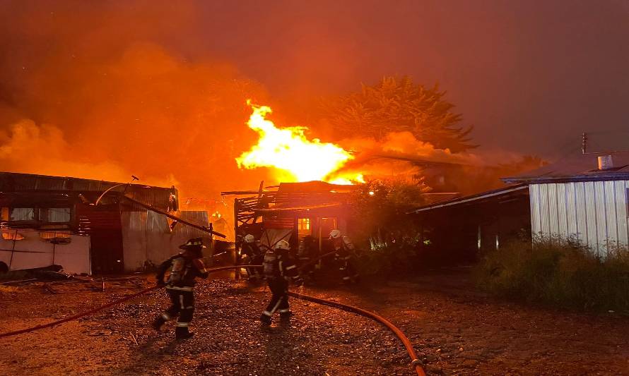 Incendio, que sería intencional, destruyó dos inmuebles y 23 vehículos. 