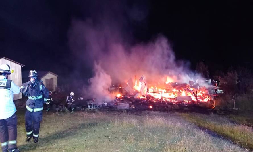 Incendio movilizó a bomberos de Castro y Dalcahue: Dos viviendas resultaron destruidas en sector San José
