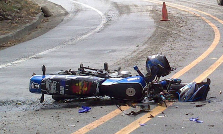 En riesgo vital está adolescente que fue colisionado por automóvil mientras probaba su moto de regalo.  