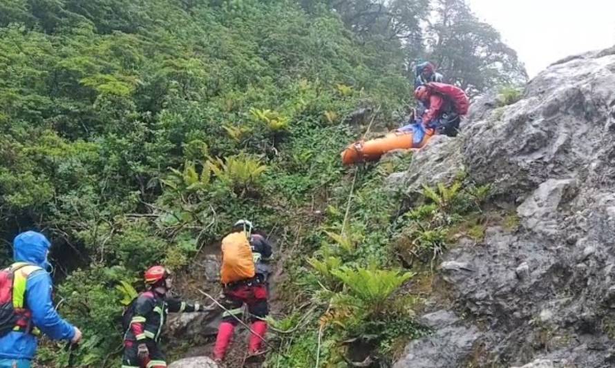 Rescataron a mujer que se lesionó mientras ascendía a la cumbre del Volcán Calbuco