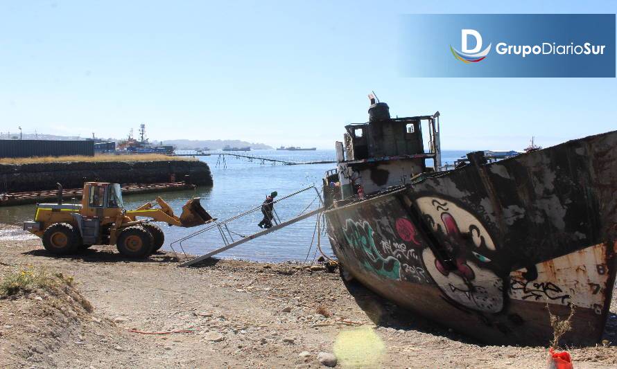 Retiran restos de barcos abandonados en borde costero de Puerto Montt