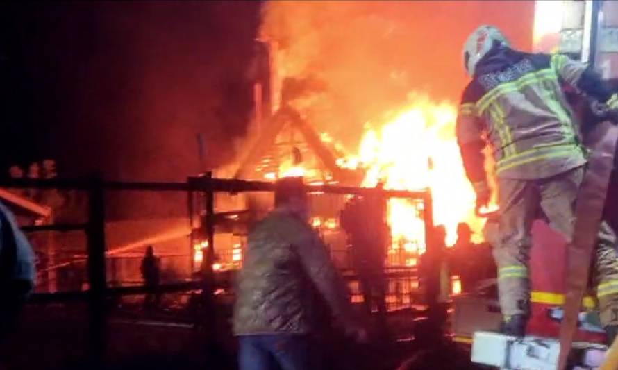 Incendio de proporciones afecta a inmueble en sector rural de La Paloma en la comuna de Los  Muermos