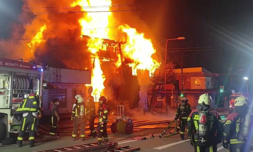 Incendio destruyó antigua vivienda: Bomberos dijo que SAESA nuevamente tardó en cortar suministro eléctrico