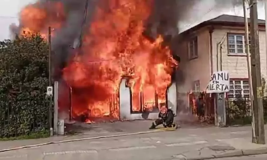 Violento incendio destruyó instalaciones del SAMU de Castro 
