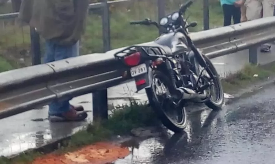 Chiloé: Grave se encuentra motociclista que colisionó de frente con automóvil en sector Butalcura