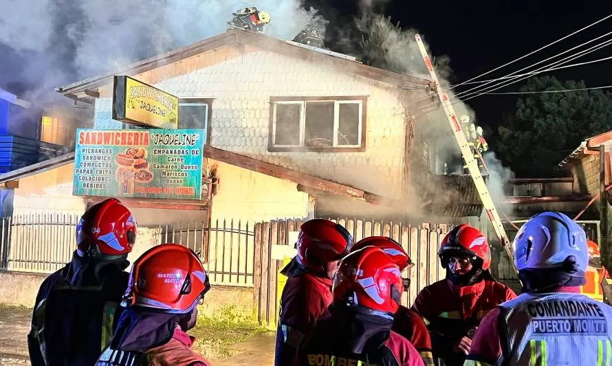 Incendio destruyó local de comida rápida en población Libertad 