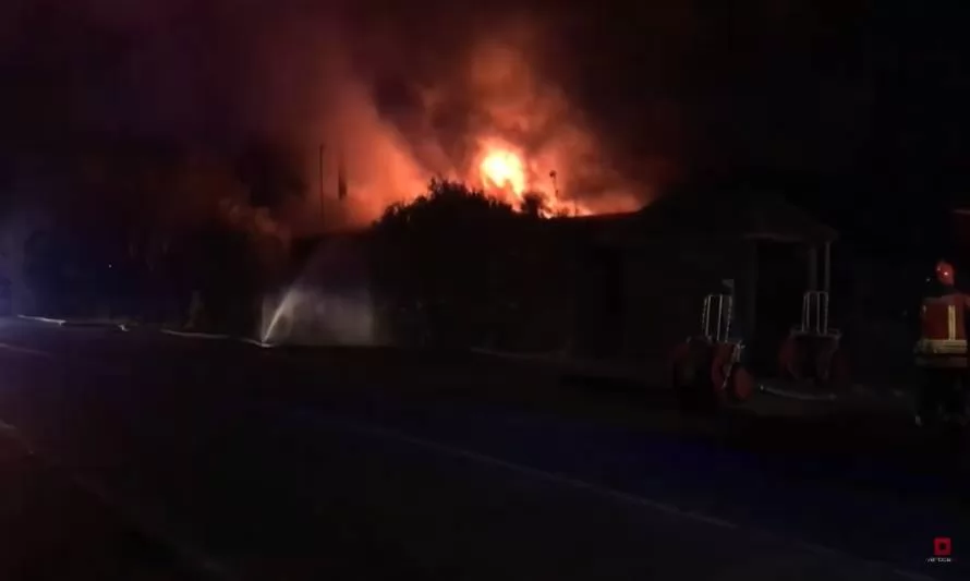Investigan causas de incendio que destruyó conservera en Chinquihue
