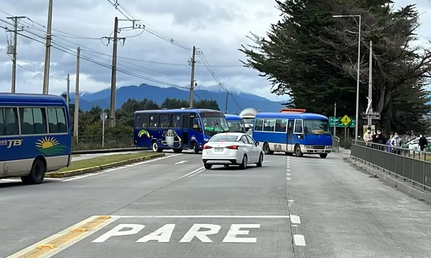 Micreros de Carretera Austral se tomaron la ruta en protesta por la demora de habilitación de la vía Pelluco – Puerto Montt. 