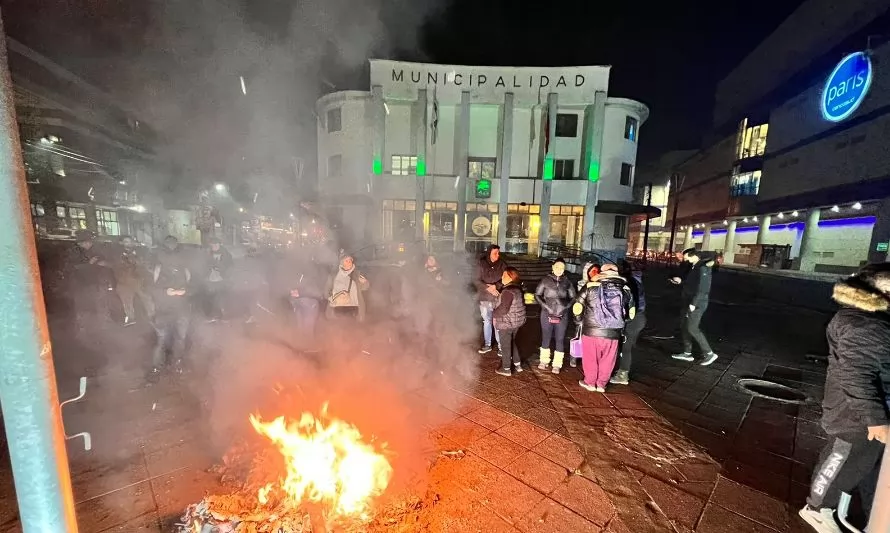 Fruteros ambulantes protestaron con olla común en el frontis de la municipalidad de Puerto Montt