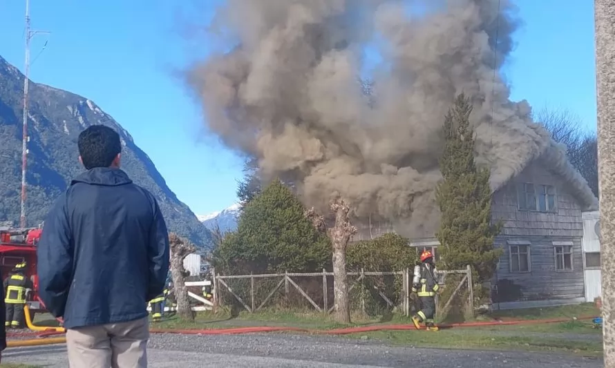 Incendio en Chaitén: Antigua casona sucumbió a las llamas con el saldo de tres personas damnificadas 