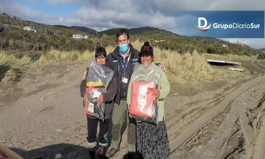 Recolectoras de orilla reciben indumentaria para protegerse del sol, frío y humedad