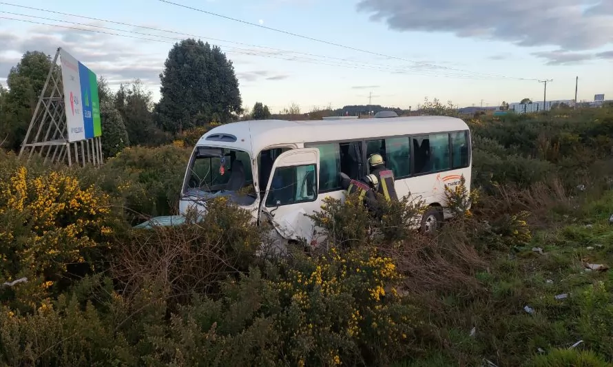 Mañana de accidentes en la Ruta 5: Tres colisiones, un fallecido por atropello y mini bus caído a una zanja  