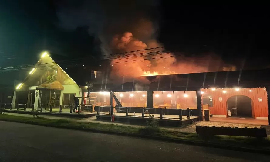 Restaurante de Frutillar resultó destruido por incendio que se produjo la madrugada de este martes 