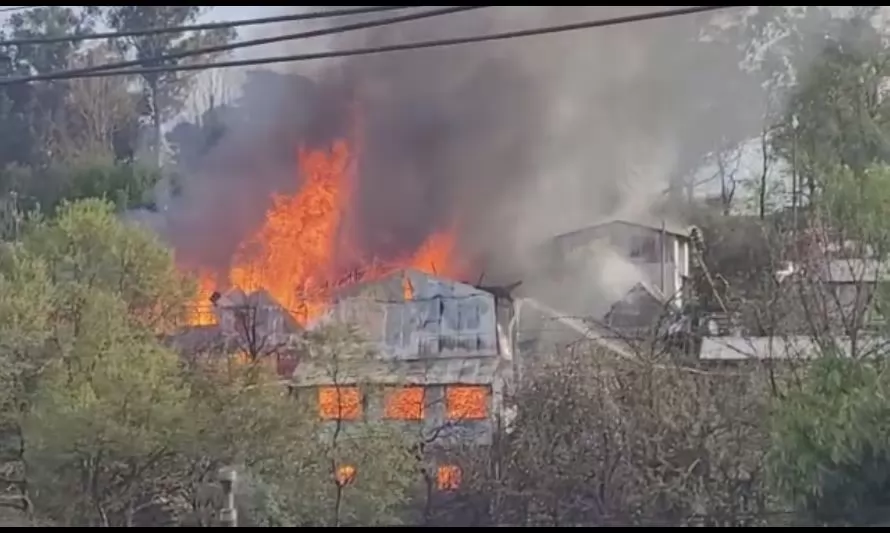 Osorno: Incendio destruyó cuatro casas una iglesia y un taller mecánico