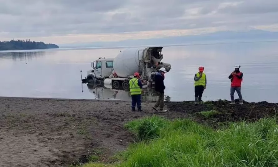 Pesado camión cayó al lago Llanquihue en Frutillar 