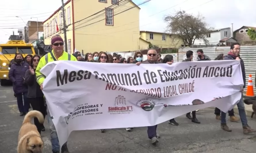 Senador Espinoza llama a ministro Ávila a solucionar demandas de  docentes y asistentes de la educación de ancud