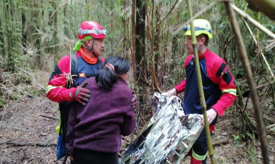 Bomberos encontró con vida a una mujer que se extravió en zona boscosa de Correntoso 