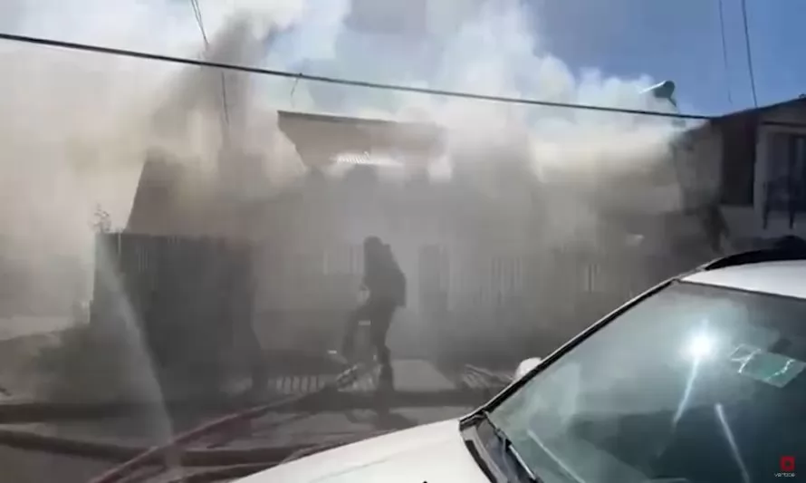 Incendio destruyó vivienda en Puerto Montt: Bomberos acusa demora por autos fuera de su cuartel