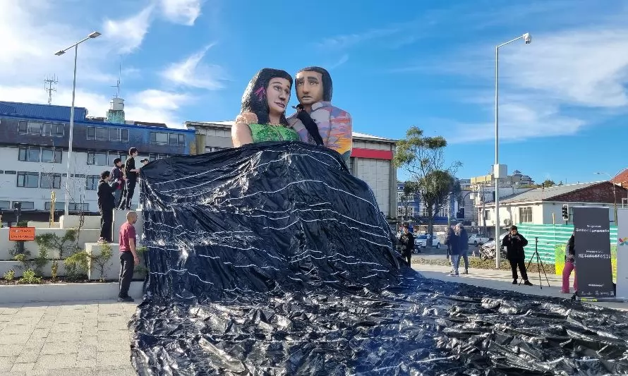 Proyecto Interferencia y Poesía en la Austral de la UACh Sede Puerto Montt realizó intervención artística en escultura de “Los Enamorados”