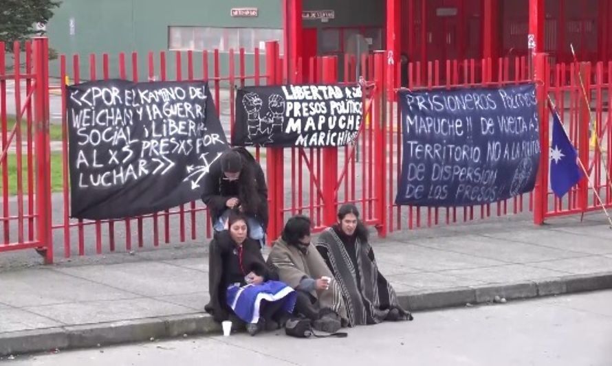 Comuneros mapuches se manifestaron en el frontis de la cárcel de Puerto Montt